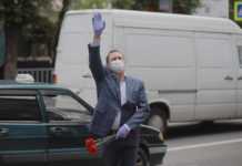 Філатов ходив дворами й особисто вітав ветеранів з Великою Перемогою: “У дідів карантин. А я кричав їм у вікна”. (фото)