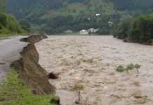 З’явилося відео, як паводкова хвиля накрило село в Карпатах