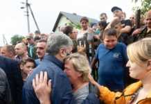 Порошенко привіз на затоплене Прикарпаття допомогу постраждалим від повені