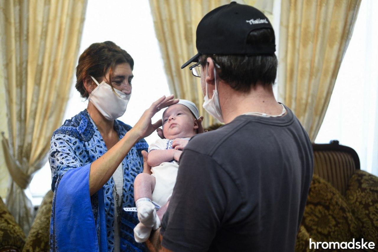 Батьки-іноземці прилетіли забрати немовлят, народжених від українських сурогатних матерів