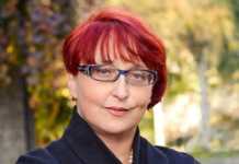 Скандальна “слуга” Третьякова звинуватила родичів зниклих безвісти на Донбасі в обмані через “великі гроші” (відео)