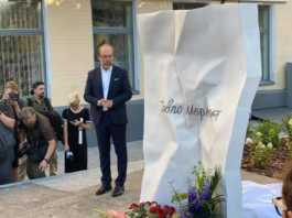 Встановили меморіал на місці гибелі Павла Шеремета, який має вигляд зім’ятого аркуша паперу