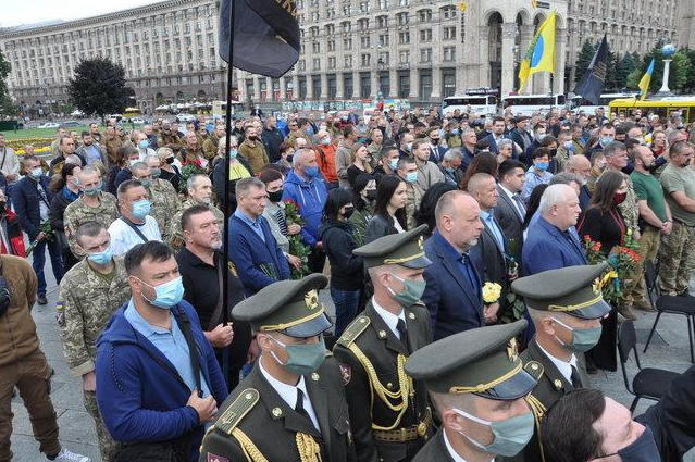 Українці прийшли на церемонію прощання