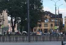 Стрілянина та крики: у Луцьку невідомий взяв у заручники пасажирів автобуса, погрожує все підірвати (фото)