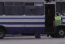 Спецпризначенці на БТР почали штурм автобуса із заручниками через 1,5 хвилини після того, як луцький терорист Кривош вийшов до поліцейських (відео)