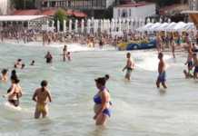 На курорті під Одесою випадково знайшли величезну міну на переповненому пляжі (відео)