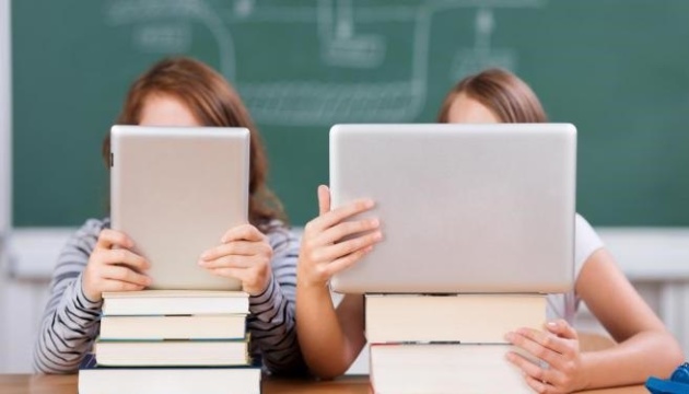 У школах “червоної” зони навчатимуться онлайн – МОЗ