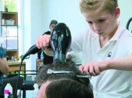 Наймолодший, 9-річний, перукар живе на Прикарпатті