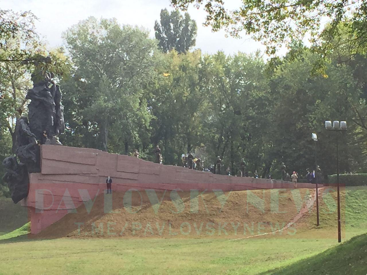 За словами журналістів, охорона Зеленського нібито перевірила кожен люк у парку