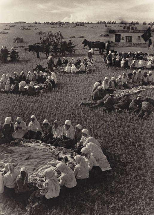 Постановочне фото обіду українців в полі 1934 року