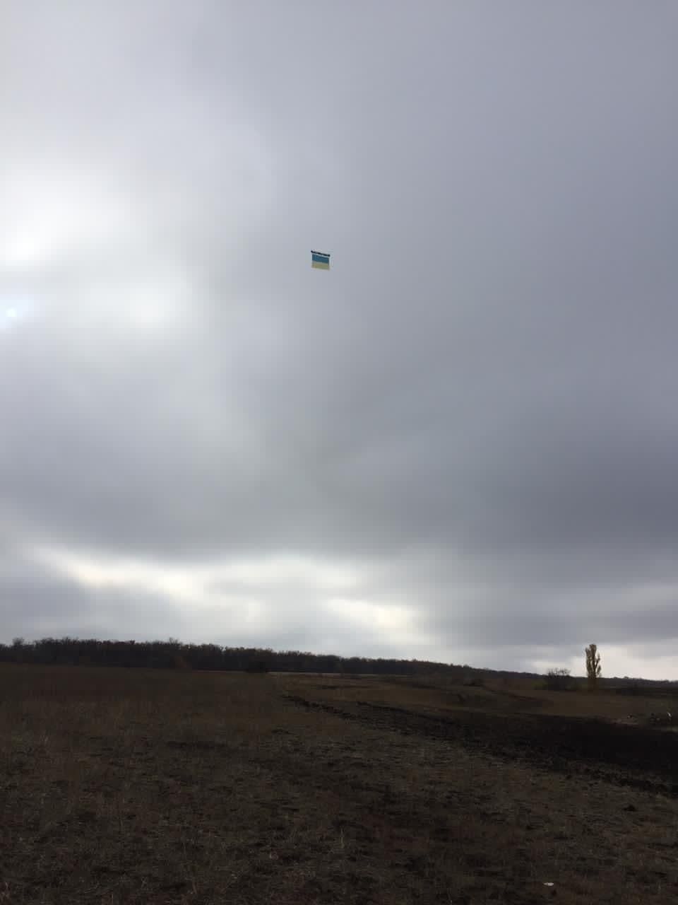 Прапор України здійнявся у небі над Луганськом