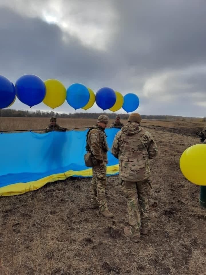 Із Золотого у Луганськ небом відправили великий прапор України