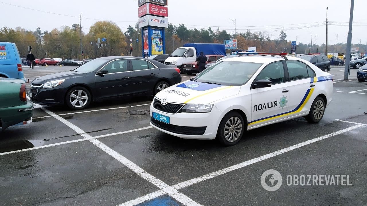 Біля входу чергує поліція.