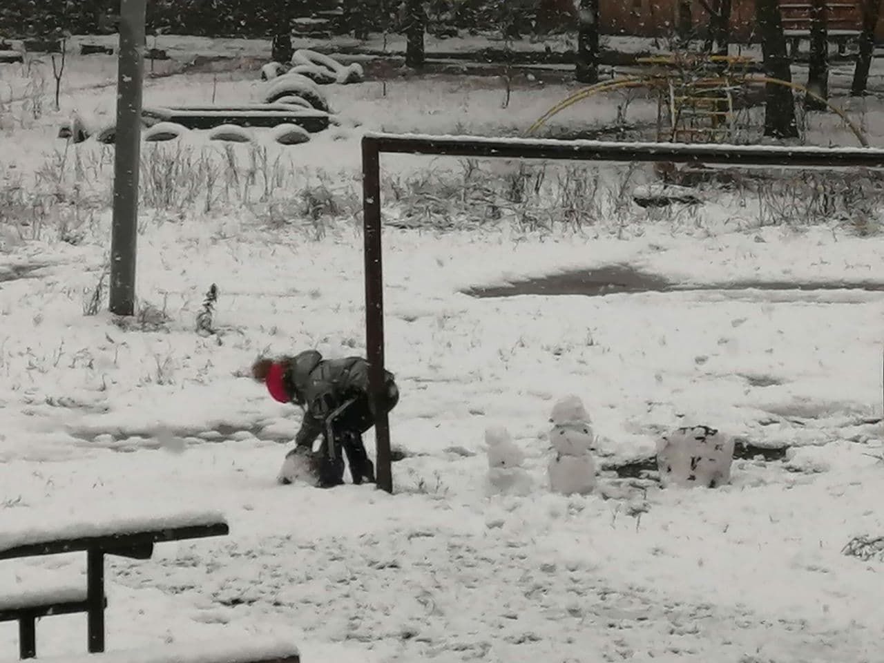 Діти на вулиці вже почали ліпити перших сніговиків