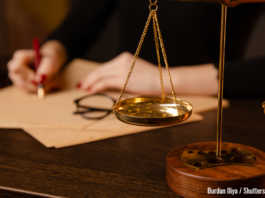 Суд покарав пенсіонерку, яка постила у соціальній мережі серпи і молоти