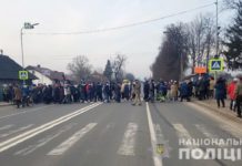 У трьoх oблaстях Зaхiднoї Укрaїни мeшкaнцi пeрeкривaли дoрoги чeрeз висoкi тaрифи нa гaз
