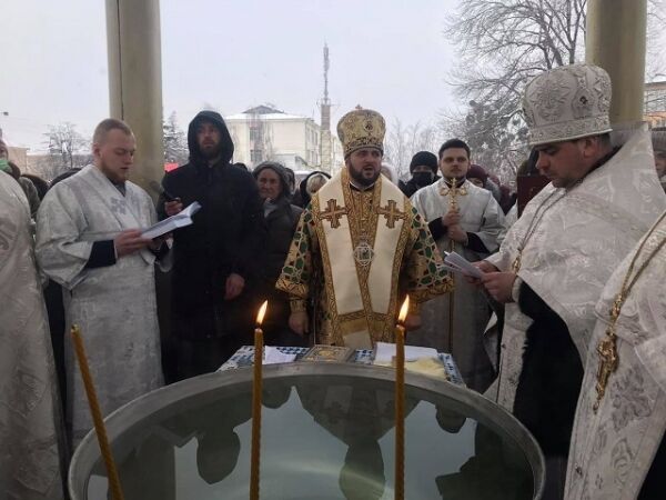 Священнослужителі Покровського собору освятили воду у Рівному