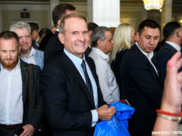 Харківська компанія просить МОЗ зареєструвати російську вакцину – Медведчук