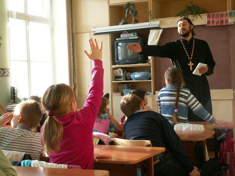 У деяких областях місцева влада наполягає на введенні християнської етики в школах