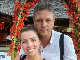 Голова міграційної служби України та “дівчина із собачкою” повернулися з відпочинку лише в трусах (фото)