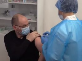 Міністр охорони здоров’я Степанов публічно вакцинувався проти коронавірусу (відео)