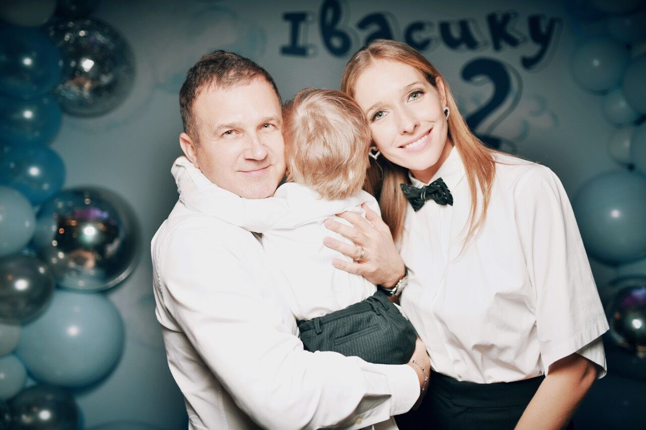 Юрій Горбунов та його дружина Катя Осадча з їхнім сином.