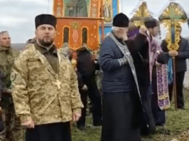 «Попросіть пробачення у цього військового, нехай вам буде соромно!» – на Буковині священники МП покинули похорон після промови отця ПЦУ (відео)