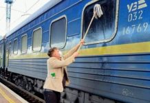 Втомився від бруду: іноземець купив швабру і вимив вікно купе потяга (фото)