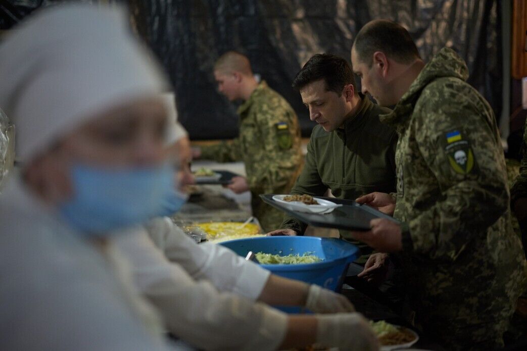 Глава держави пообідав у солдатській їдальні