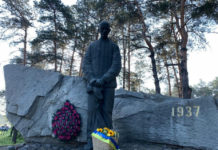 Зеленський вранці не прийшов до Биківні – від його імені передали кошики з квітами