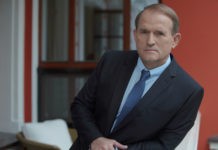 “Люди в чорному” завадили евакуатору забрати авто Віктора Медведчука (відео)