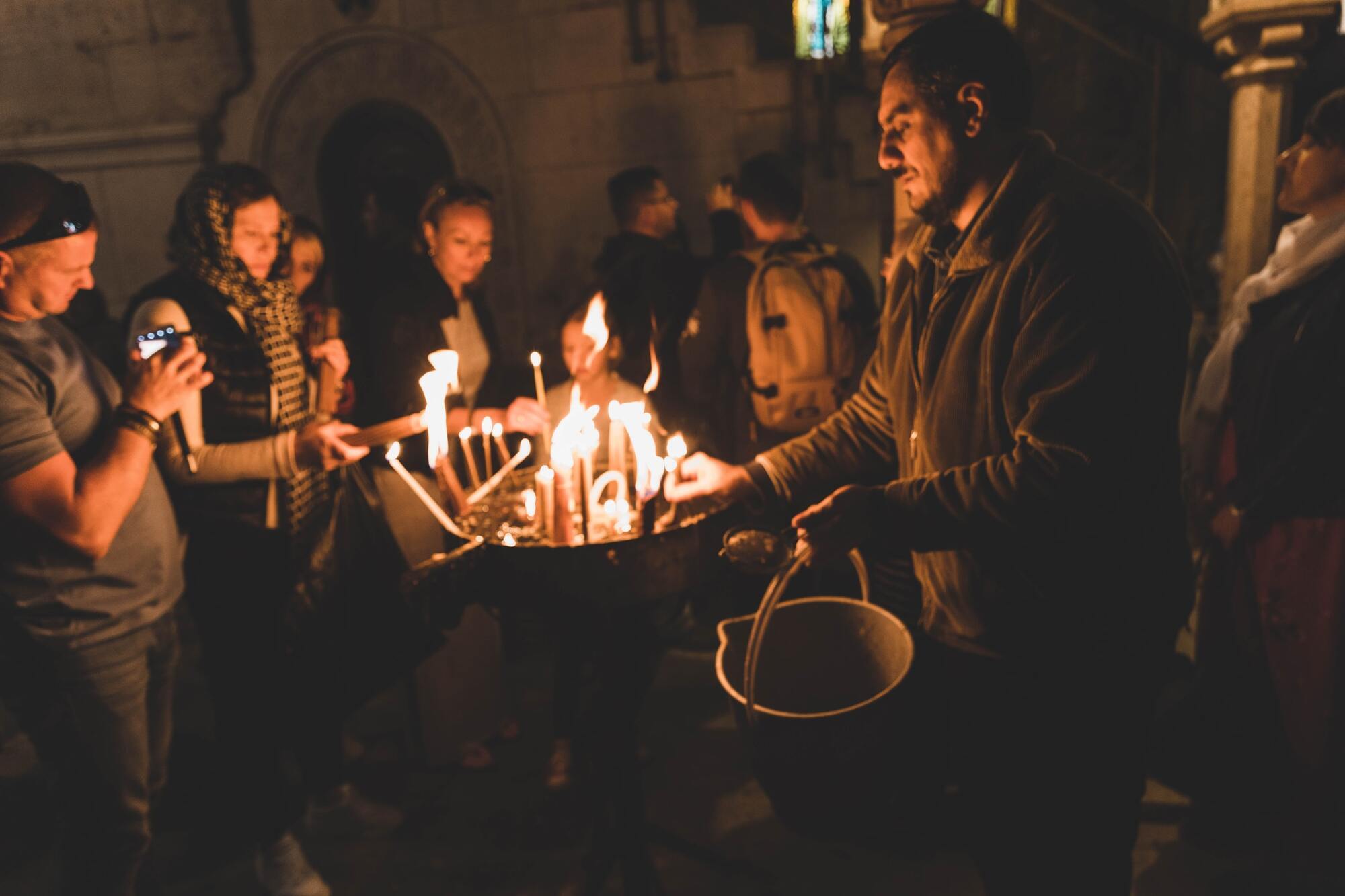 Винесення Благодатного вогню з Кувуклії символізує вихід з Гробу "Світла істинного" – воскреслого Ісуса Христа