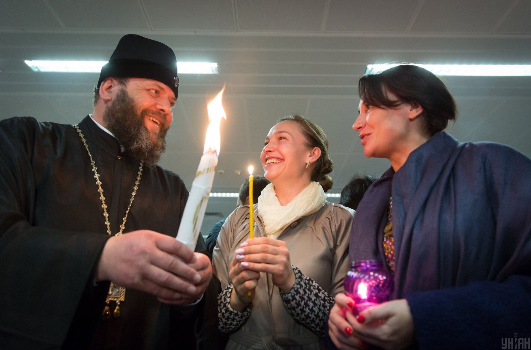 Люди зустрічають Благодатний вогонь з Єрусалиму в аеропорту "Бориспіль"