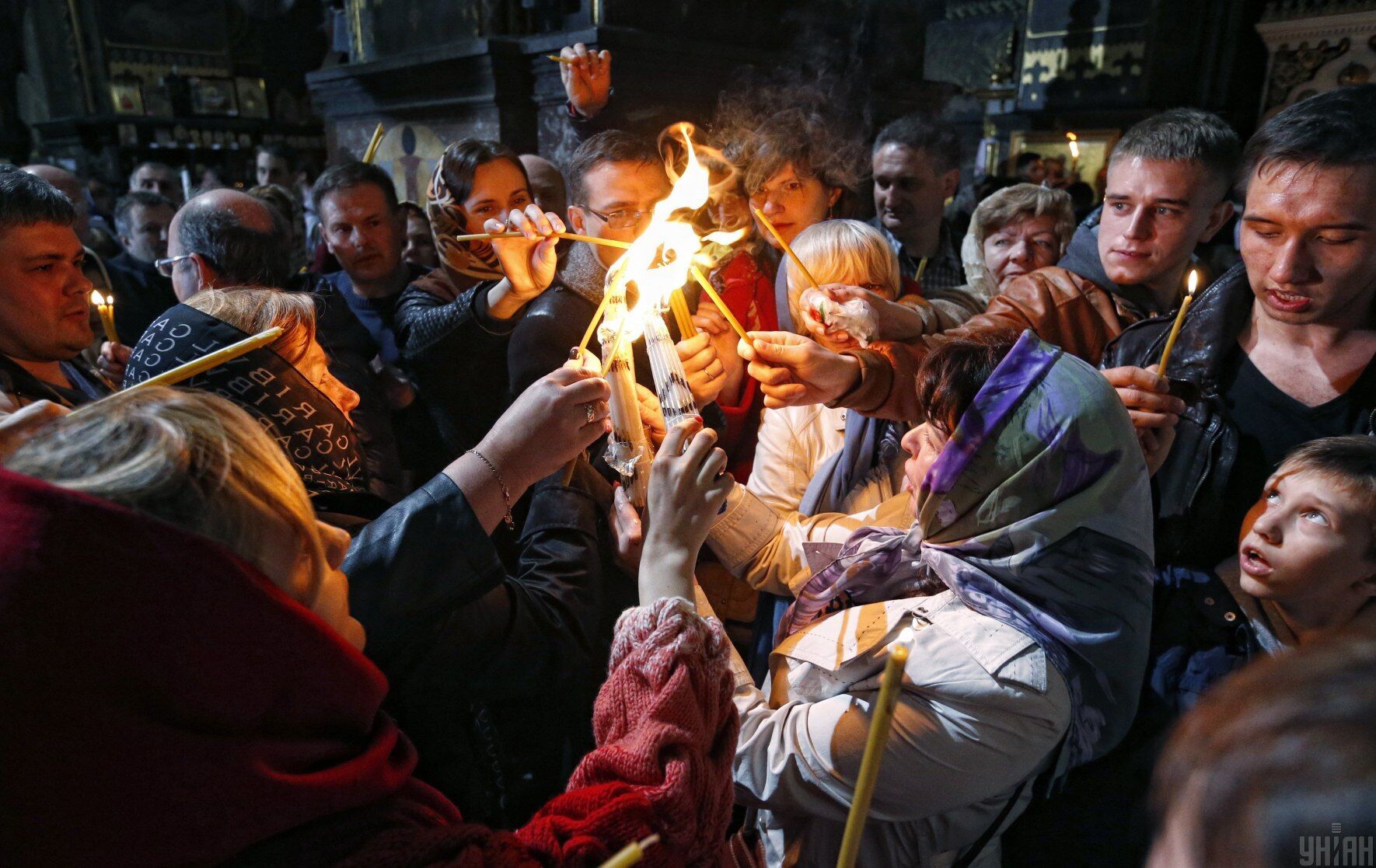 Віряни роздають одне одному Благодатний вогонь, Володимирський собор, Київ