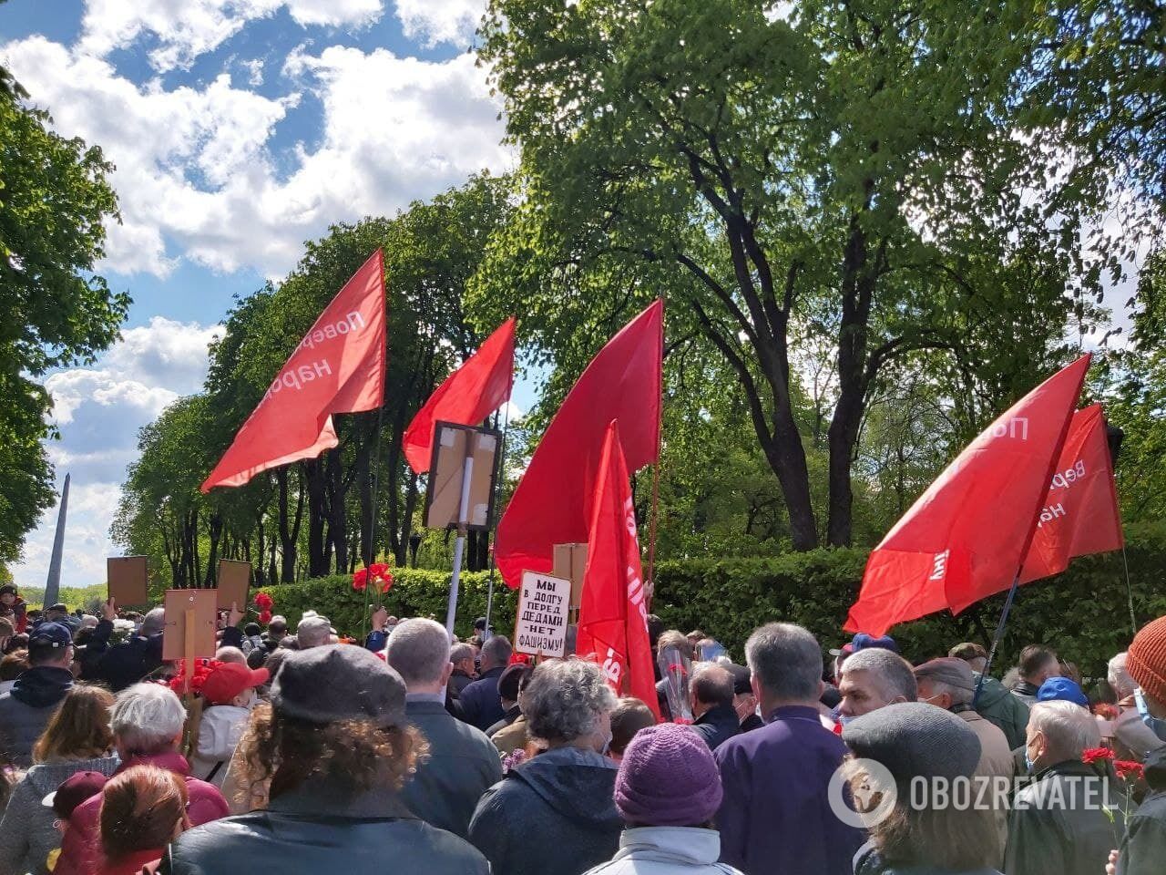 Учасники акції несли в руках червоні прапори з комуністичними закликами.