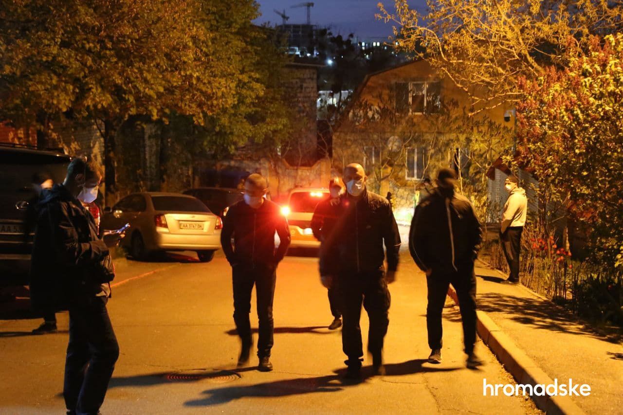 "Люди в чорному" завадили евакуатору забрати авто Медведчука. Відео
