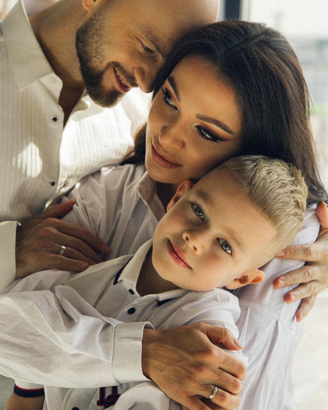 Влад Яма поділився зворушливим сімейним знімком з дружиною і сином