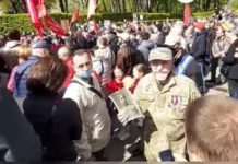 У Києві прихильники комуністів нaкинyлиcя на ветерана АТО біля Вічного вогню (відео)