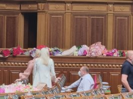 “Клумби тягнуть на річну зарплату вчителя” – “слугу народу” засипали в Раді квітами