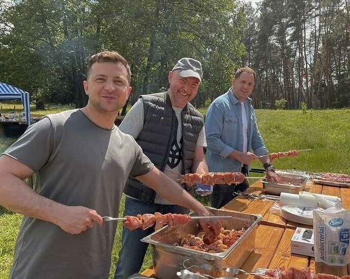 Зеленський із журналістами готував шашлик.