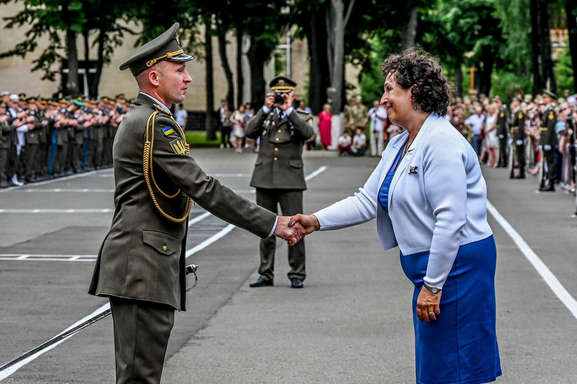 Посол Мелінда Сіммонз вручила перехідний меч королеви Британії полковнику ЗСУ Михайлу Драпатому