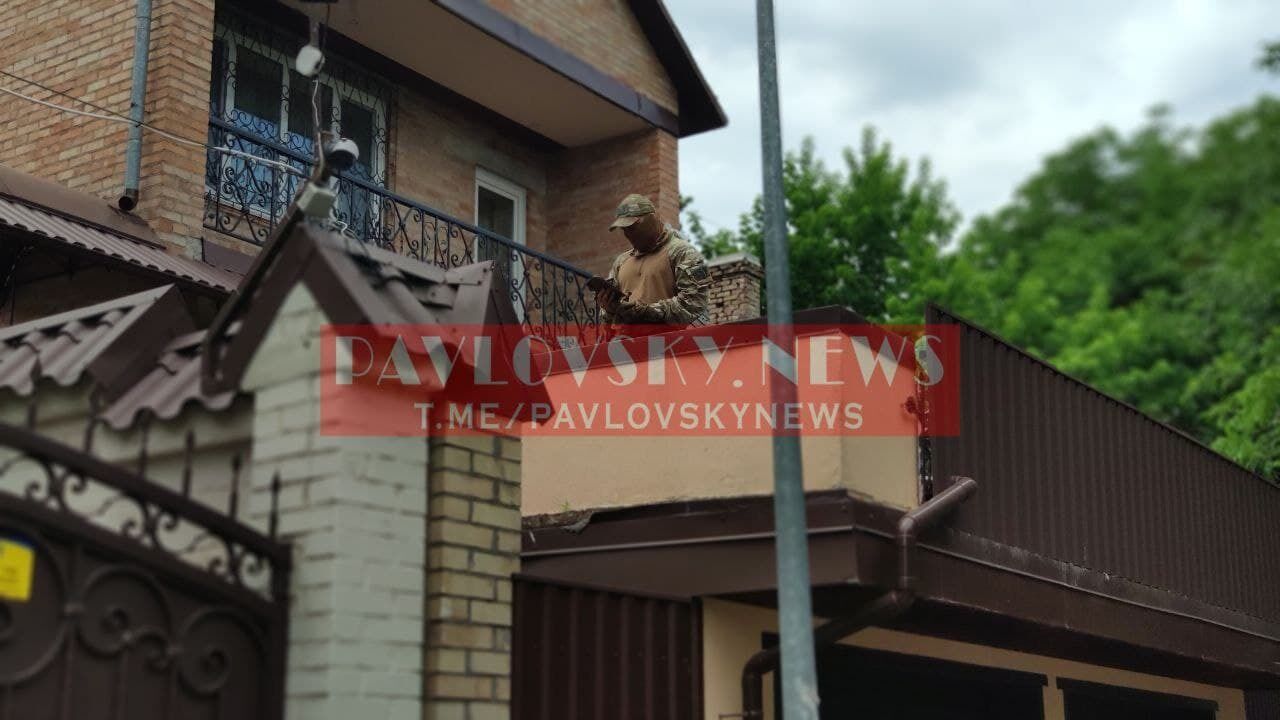 Співробітники СБУ чергували біля будинку Медведчука на час обшуків