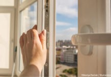 Зачепилась за дерева й вижила: 4-річна дитина випала з дев’ятого поверху