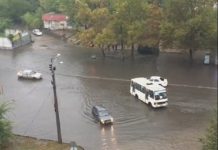 Потоки води збивали людей з ніг: Одесу накрила найпотужніша злива з 2013 року (фото та відео)