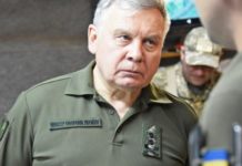 Таран зустрівся з курсантками і пообіцяв вдосконалити взуття на підборах