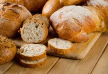 Житель Дніпра виявив усередині хліба мочалку. Фото “делікатесу”