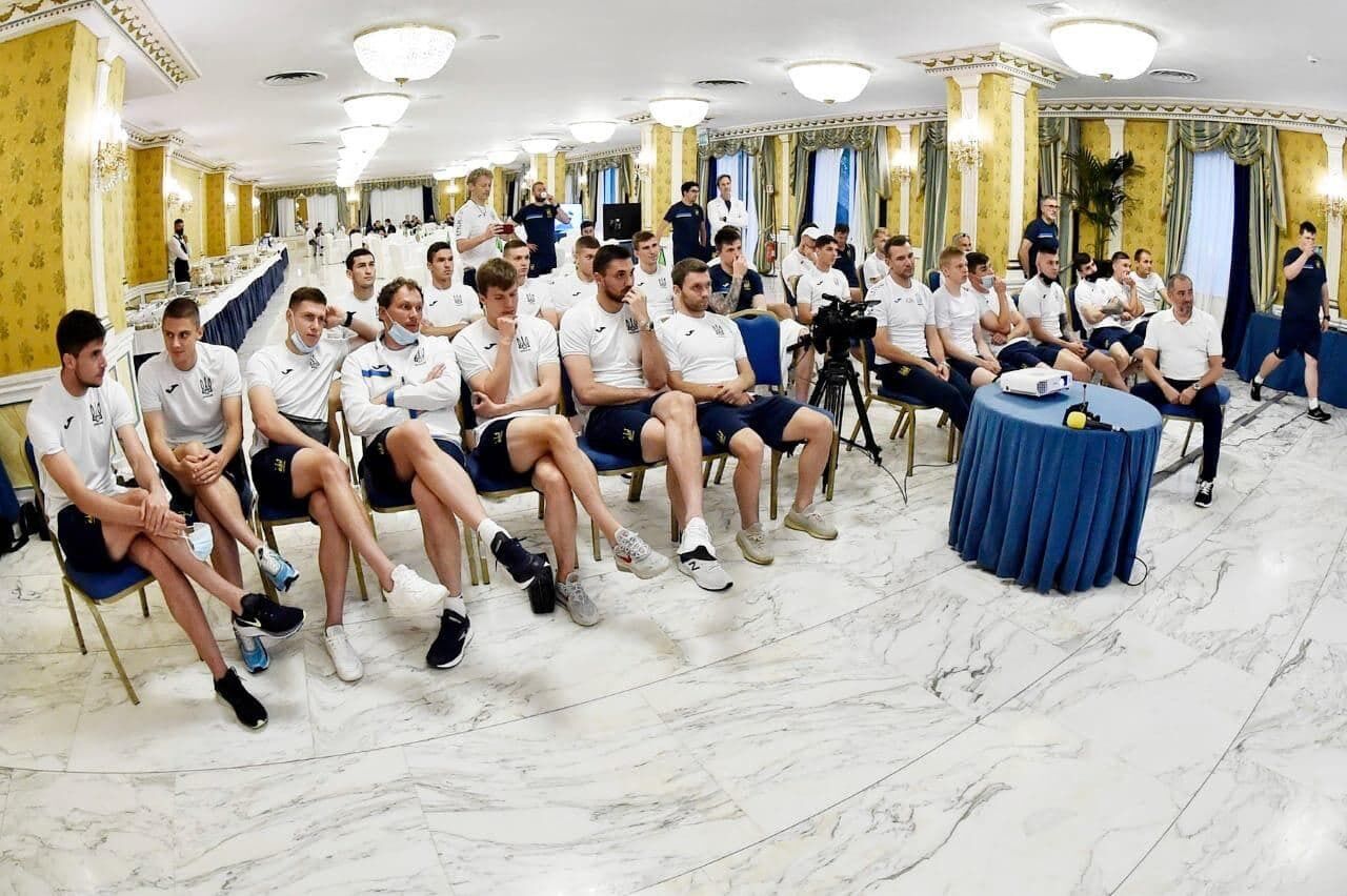 Збірна України з футболу слухає президента