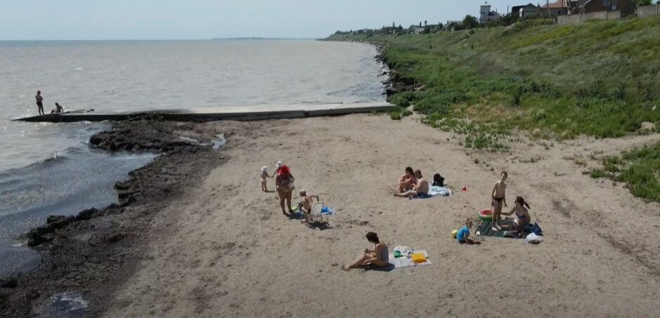 Люди відпочивають на дикому пляжі.