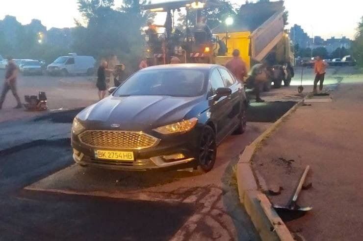 У Києві дорожники поклали асфальт навколо авто, яке стояло на узбіччі 4 дні.