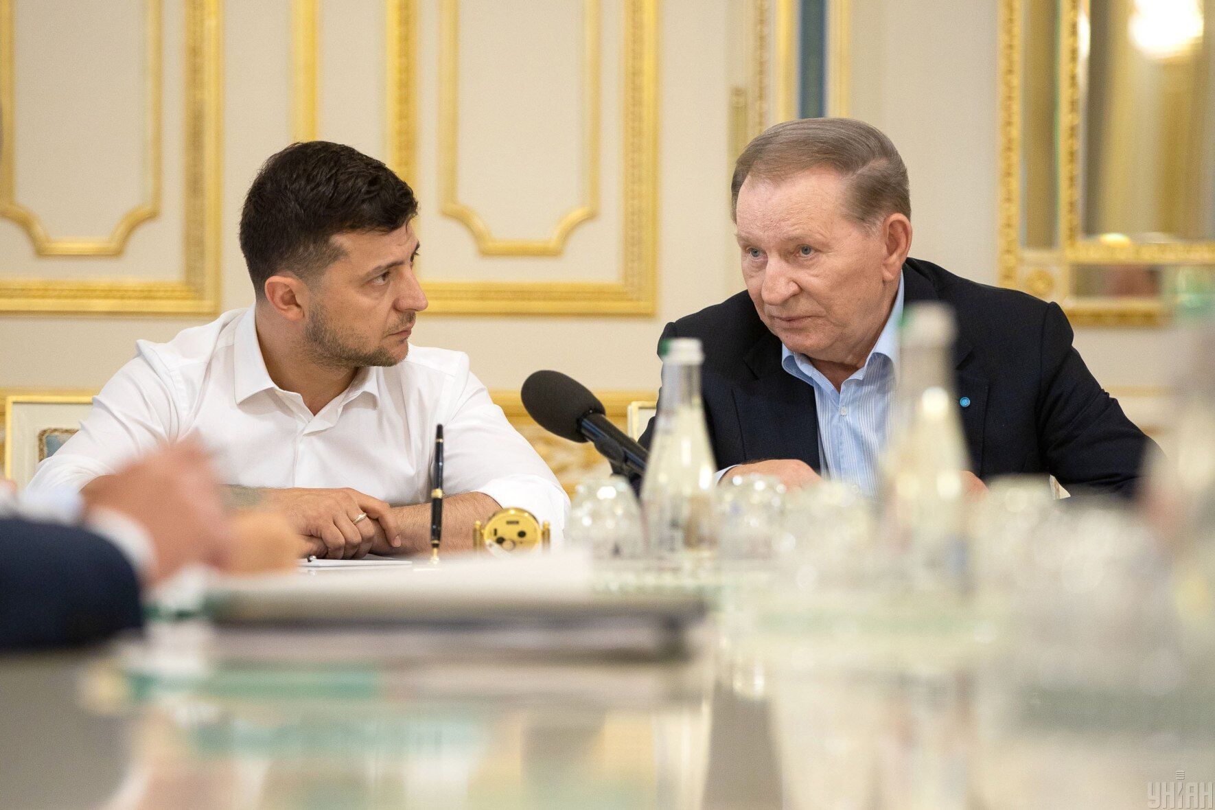 Володимир Зеленський і Леонід Кучма під час зустрічі з членами української делегації ТКГ, 3 червня 2019 року